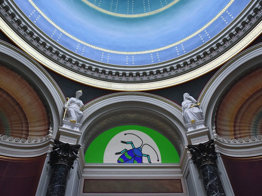 Cover der 40. Folge des museumbug-Podcasts: Prunkvolle Museumsarchitektur mit Kuppel, zwei Statuen auf Säulen und farbigem Fenster mit stilisierter Käfer-Illustration im Hintergrund.